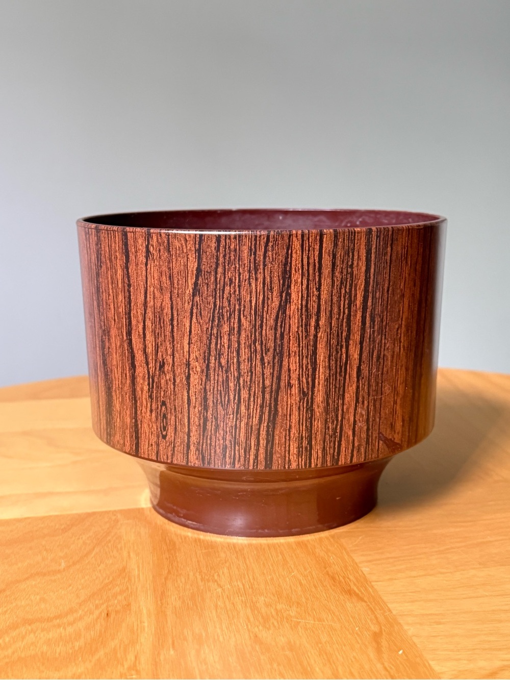 Circle Vintage c1970s Faux Wood Grain Hard Plastic Draining Flower Planter Pot